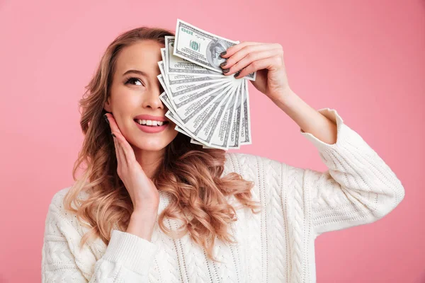 Szczęśliwa młoda kobieta trzyma pieniądze. — Zdjęcie stockowe