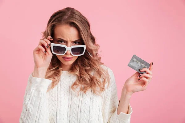 Unzufriedene junge Frau mit Kreditkarte. — Stockfoto