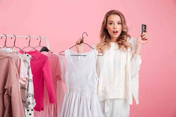 Incrível bela senhora escolher roupas — Fotografia de Stock