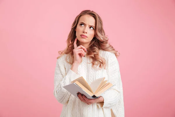 Mooie denken dame leesboek — Stockfoto