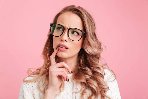 Vackra tänkande lady över rosa bakgrund — Stockfoto