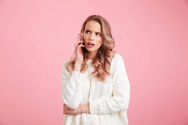 Pretty thinking lady talking by mobile phone. — Stock Photo, Image