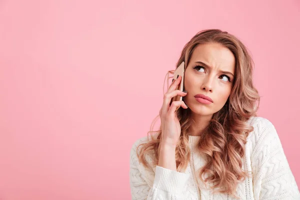 かなり思考の女性が携帯電話で話しています。. — ストック写真