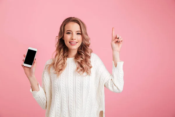 Kadın işaret ederken cep telefonu görüntüsünü gösterilen. — Stok fotoğraf