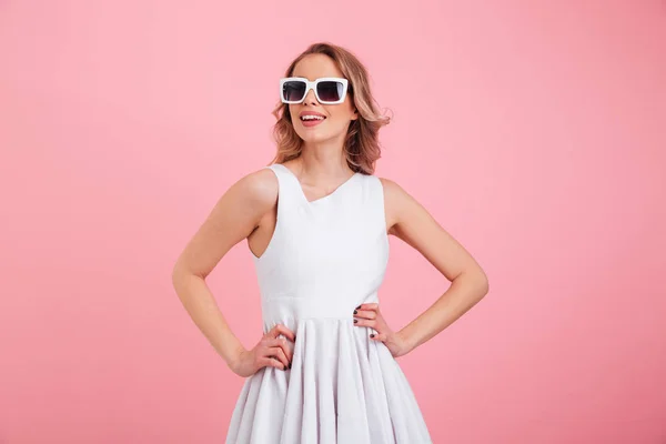 Glad ung kvinna som bär solglasögon — Stockfoto