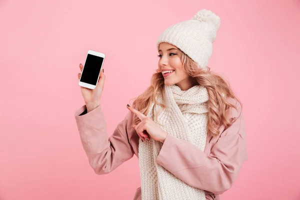 Mladá žena ukazuje displej telefon upozorňuje. — Stock fotografie