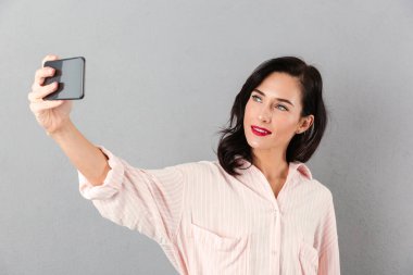 Bir selfie alarak güzel bir iş kadını portresi