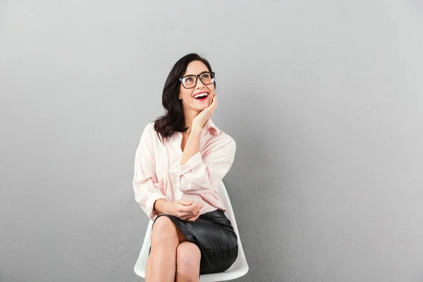 Retrato de una mujer de negocios sonriente con gafas — Foto de Stock