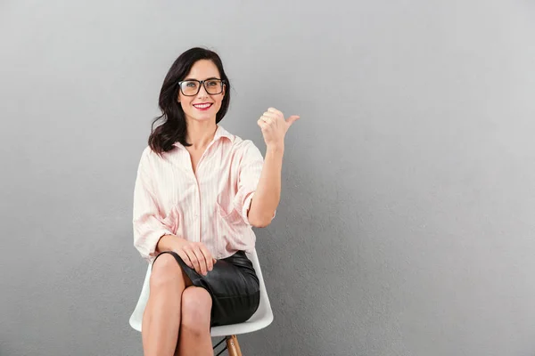 Portret van een gelukkig zakenvrouw in brillen — Stockfoto