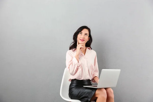 Retrato de una mujer de negocios pensativa mirando hacia otro lado — Foto de Stock