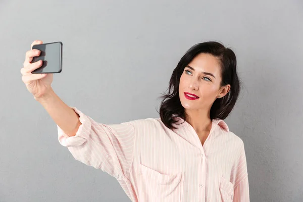 Porträtt av en vacker affärskvinna som tar en selfie — Stockfoto