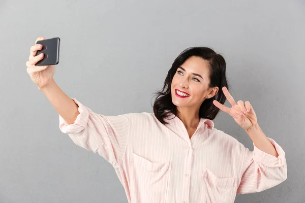 Retrato de una mujer de negocios feliz tomando una selfie —  Fotos de Stock
