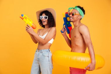 Mutlu bir genç Afrikalı çift portresi