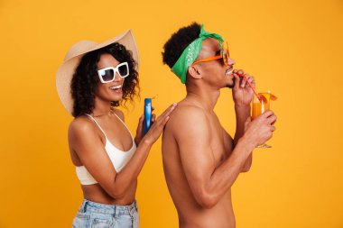 Genç, neşeli bir Afrikalı çift yaz giysileri portresi