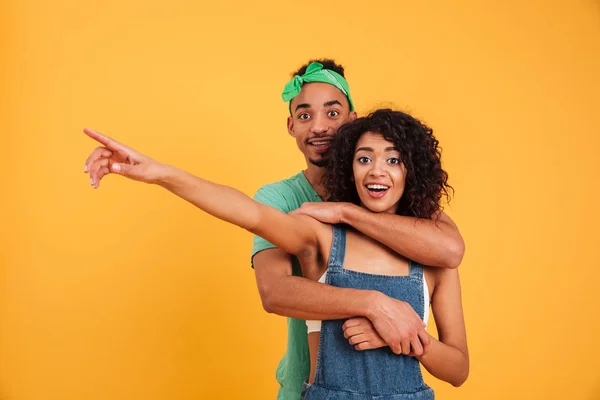 Retrato de um jovem casal africano alegre — Fotografia de Stock