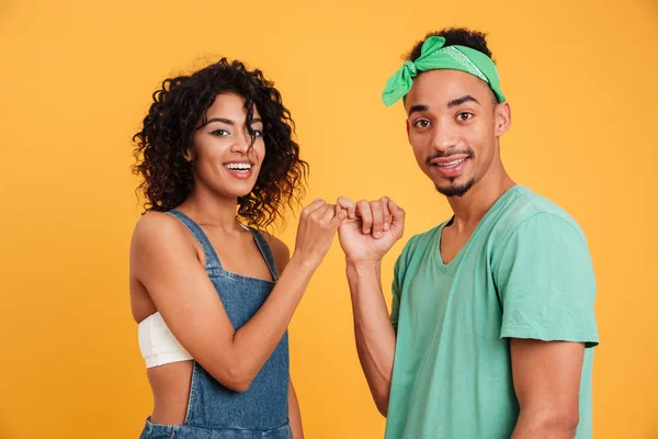 Retrato de una feliz pareja de jóvenes africanos —  Fotos de Stock