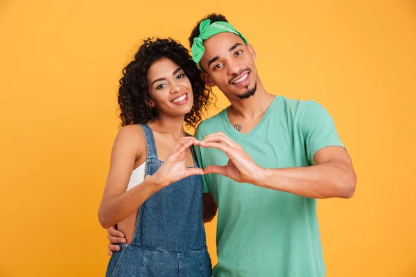 Portrait d'un jeune couple africain souriant — Photo