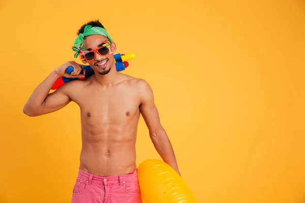 Retrato de un joven africano alegre — Foto de Stock