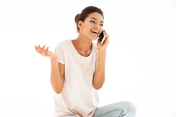Foto de mulher de raça mista em casual sorrindo e falando no celular — Fotografia de Stock