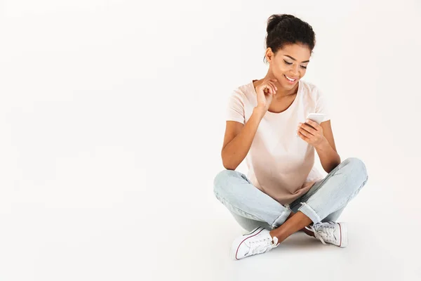 Retrato de mulher mulata em casual sentado no chão em lotus po — Fotografia de Stock