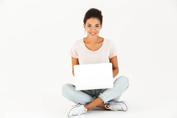 Porträt einer Mulattin mit dunklem lockigem Haar, die auf dem Boden sitzt — Stockfoto