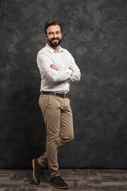Kendine güvenen genç bir adam portresi tam uzunlukta