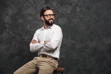 Genç gülümseyen bir adam portresi beyaz gömlek giymiş