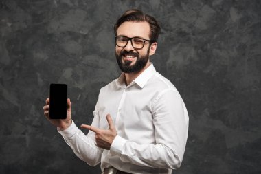 Genç gülümseyen bir adam portresi beyaz gömlek giymiş