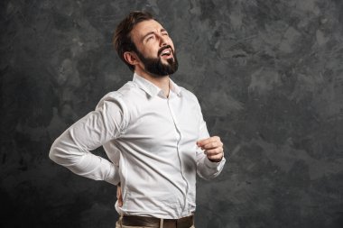 Sakallı işadamı ile dorsodynia