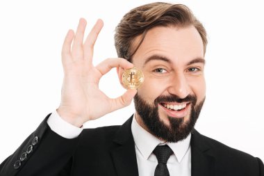 Memnun zengin erkek milyoner altın bitco gösterilen portresi