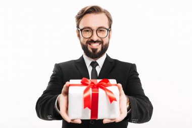 Yakışıklı işadamı bir hediye hediye kutusu verir.