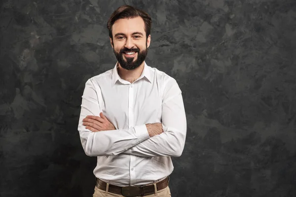 Retrato de un joven confiado vestido con camisa blanca —  Fotos de Stock