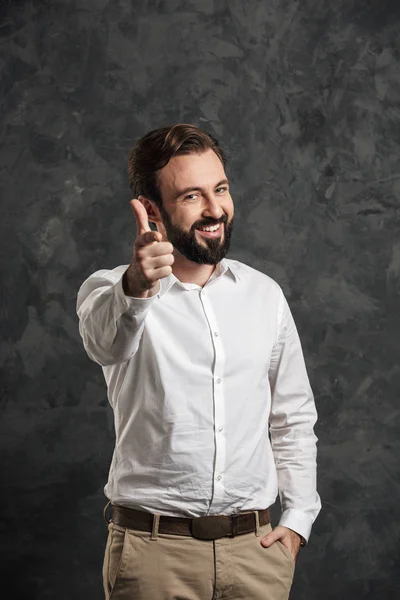 Bärtiger, glücklicher Geschäftsmann zeigt auf dich — Stockfoto