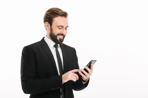 Szczęśliwy młody biznesmen przy użyciu telefonu komórkowego. — Zdjęcie stockowe