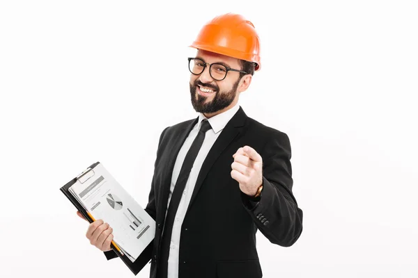 Інженер бізнесмен в шоломі тримає документи, вказуючи . — стокове фото