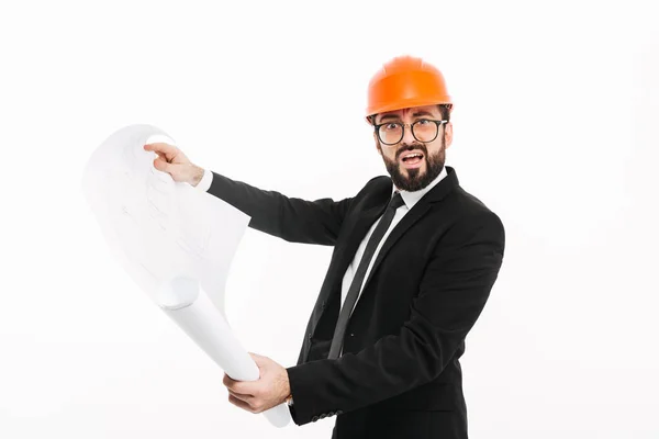 Заплутаний інженер-будівельник в шоломі тримає проект . — стокове фото