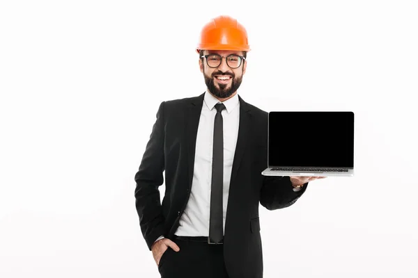 Alegre constructor ingeniero con casco que muestra la pantalla de la computadora portátil —  Fotos de Stock