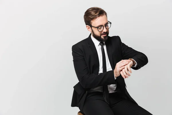 Retrato de homem de sucesso em terno e óculos sentado em cha — Fotografia de Stock