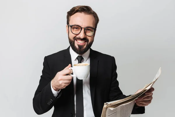 Szép mosolygó ember visel öltönyt, szemüveget ital hivatalban — Stock Fotó