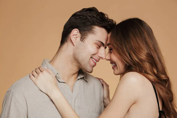 Портрет счастливой любящей пары, обнимающейся стоя — стоковое фото