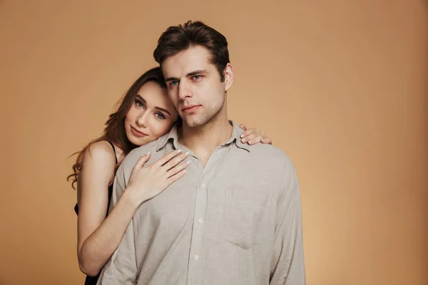 Портрет привлекательной любящей пары, обнимающей — стоковое фото