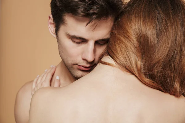 Närbild av en ung kärleksfull shirtless par — Stockfoto
