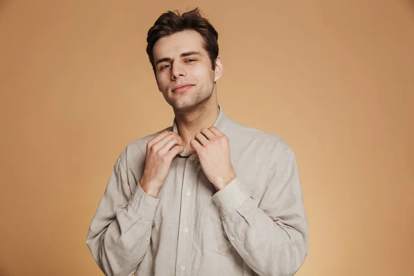 Πορτρέτο του ένας όμορφος νεαρός άνδρας κουμπιά από το πουκάμισο του — Φωτογραφία Αρχείου