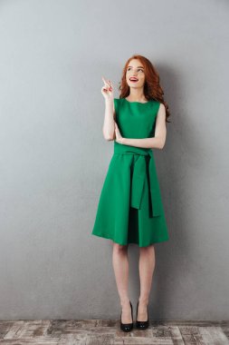 Neşeli mutlu Kızıl saçlı genç bayan işaret