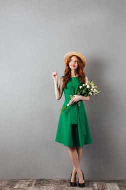 Şirin Kızıl saçlı genç kadın işaret.