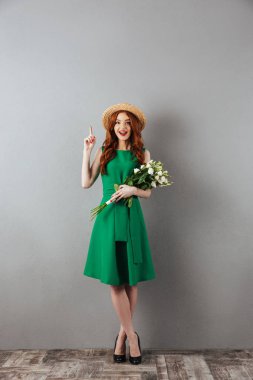 Kızıl saçlı genç kadın bir fikir var.