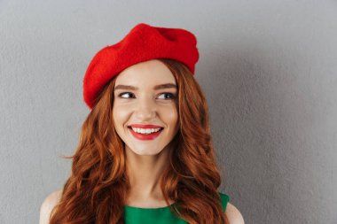 Kızıl saçlı genç neşeli Bayan bir kenara arıyorum.