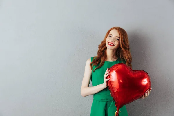 Sourire rousse jeune tenant ballon coeur . — Photo
