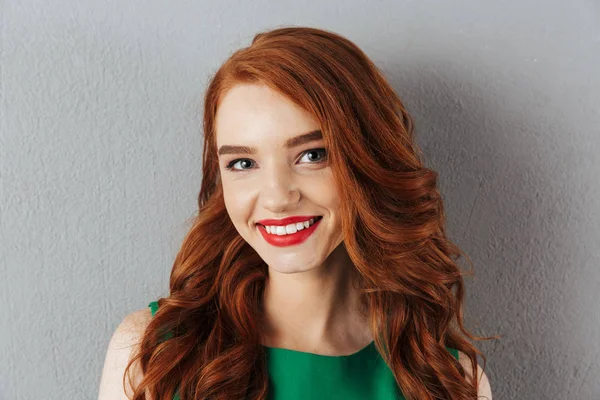 Vörös hajú fiatal hölgy zöld ruhában. — Stock Fotó