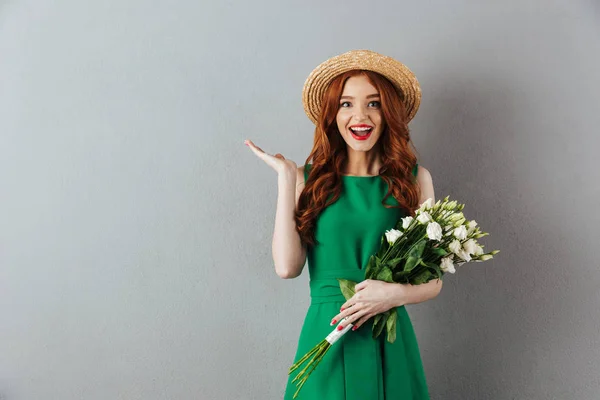 花を持ってかわいい赤毛の若い女性. — ストック写真